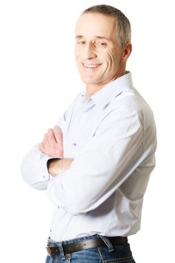 Katlanmış kollu yakışıklı adam
