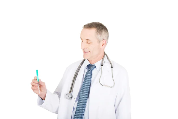 Manliga läkare innehar en spruta — Stockfoto