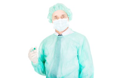 bir şırınga tutarak erkek doktor