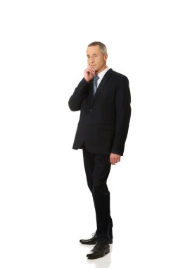 Dalgın işadamı çene dokunmadan