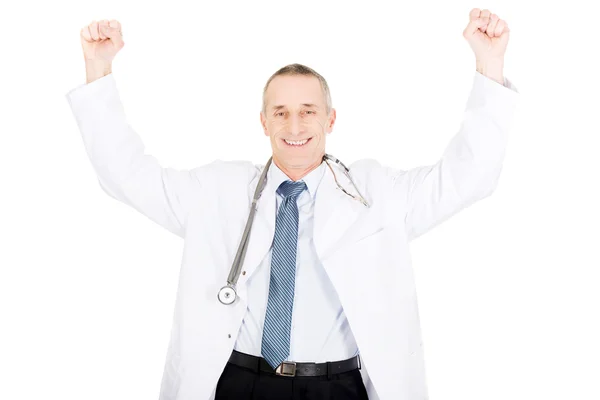 Ευτυχισμένος αρσενικό γιατρός με υψωμένα χέρια — Φωτογραφία Αρχείου