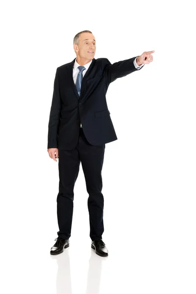 Affärsman som pekar på någon — Stockfoto