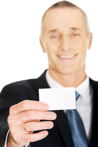 Empresario mostrando una tarjeta de nombre en blanco — Foto de Stock