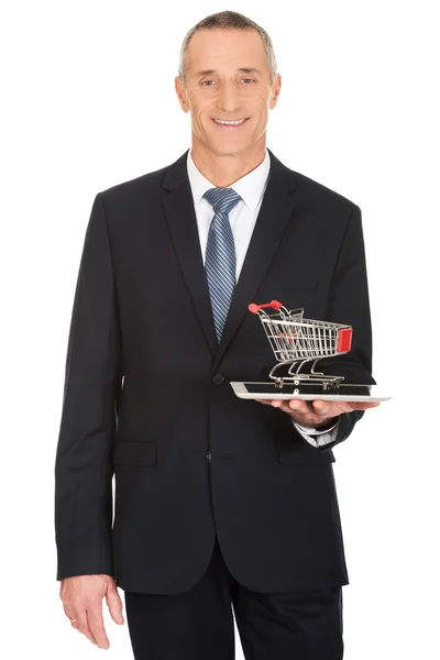 Biznesmen posiadania koszyk na tabletki — Zdjęcie stockowe