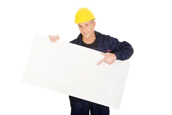 Trabalhador apresentando banner vazio — Fotografia de Stock