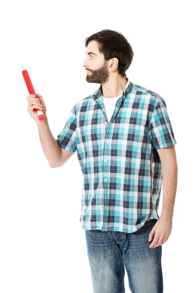 Homem segurando grande lápis vermelho . — Fotografia de Stock