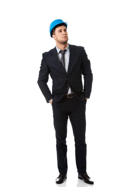 Felice uomo d'affari con cappello blu duro . — Foto Stock