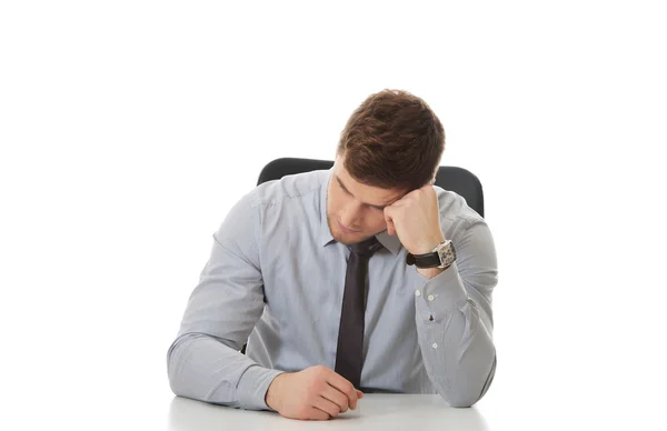 Geschäftsmann sitzt am Schreibtisch — Stockfoto