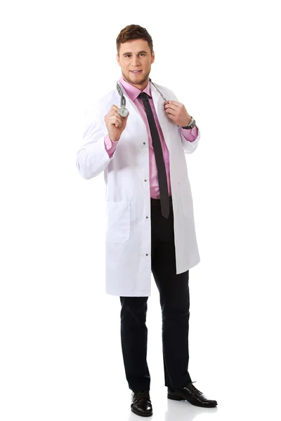 Médico macho feliz com estetoscópio . — Fotografia de Stock