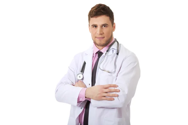 Joven médico varón feliz con los brazos cruzados . — Foto de Stock