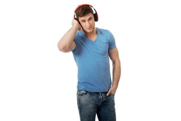 Hombre escuchando música con auriculares. — Foto de Stock