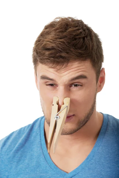 Man met wasknijper op zijn neus. — Stockfoto