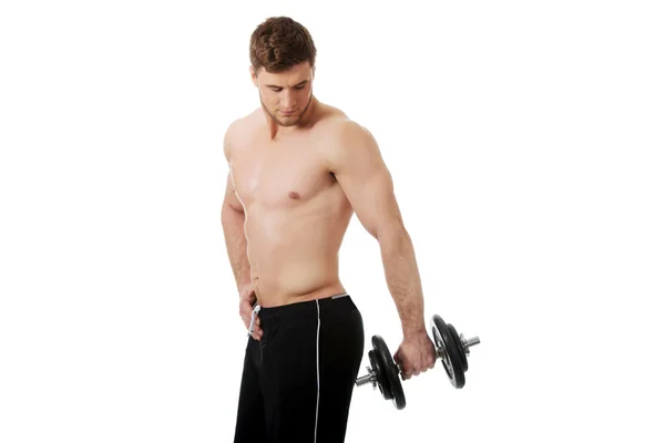Homme musculaire faisant de l'exercice avec des poids .. — Photo