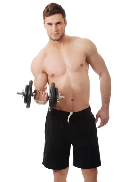 Hombre muscular haciendo ejercicio con pesas .. — Foto de Stock