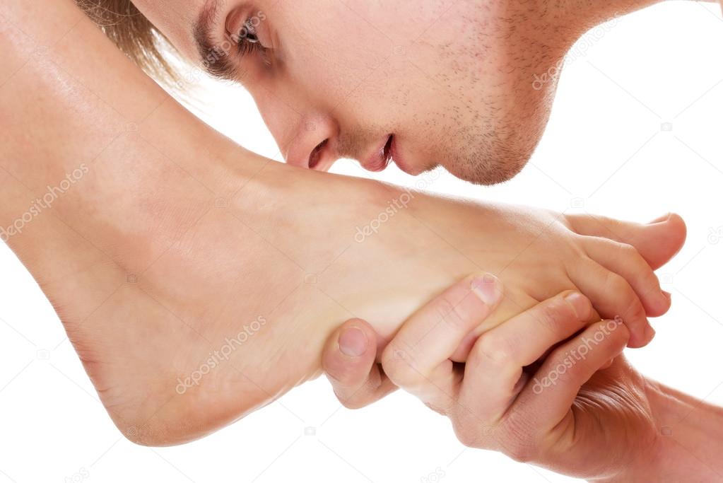 Young man kissing womans bare feet. — Photo