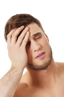 Adam baş ağrısından muzdarip.