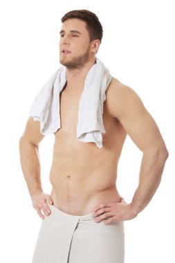 Bir havlu ile genç atletik erkek.