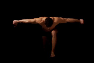 Kaslı adam aşağı bükme.