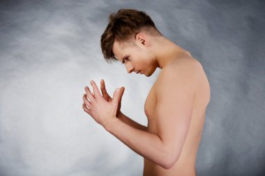 Sakin olmaya çalışan adam.