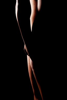 Adam çıplak kadının kıçı dokunmadan.