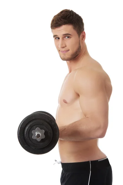 Homme musculaire faisant de l'exercice avec des poids .. — Photo