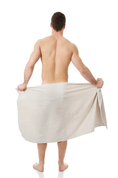 Svalnatý muž zabalený v ručníku. — Stock fotografie