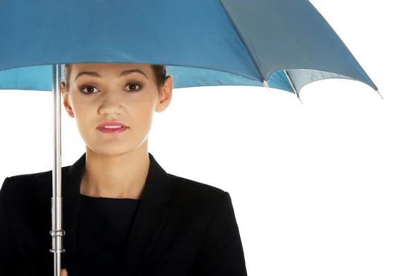 Frau hält blauen Regenschirm. — Stockfoto
