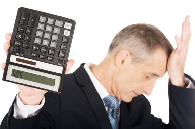 bir hesap makinesi tutan depresif iş adamı