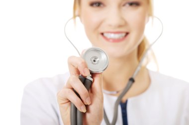 Steteskoplu kadın doktor..