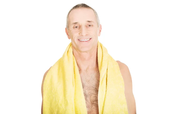 Ώριμος άνδρας με μια πετσέτα γύρω από το λαιμό — Φωτογραφία Αρχείου