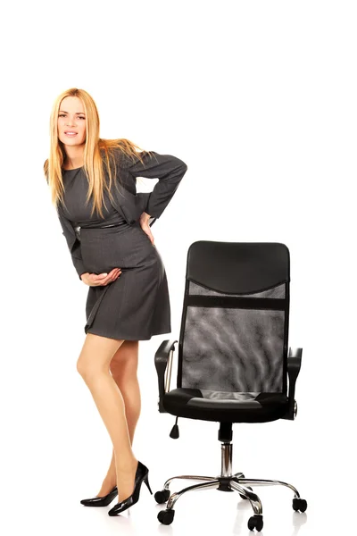Schwangere Geschäftsfrau mit Rückenschmerzen — Stockfoto