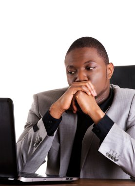 Laptop ile oturan siyah adam