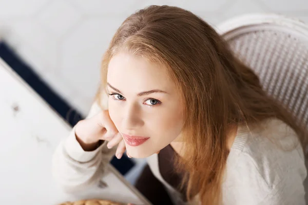 Vrouw die koffie drinkt — Stockfoto