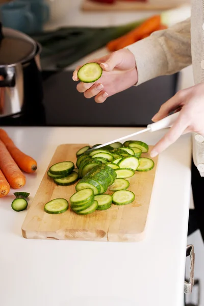 Mujer rebanando pepino — Foto de Stock