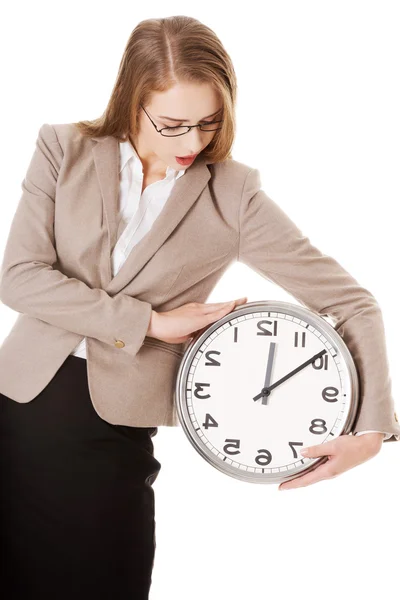 Mujer de negocios sosteniendo un reloj —  Fotos de Stock