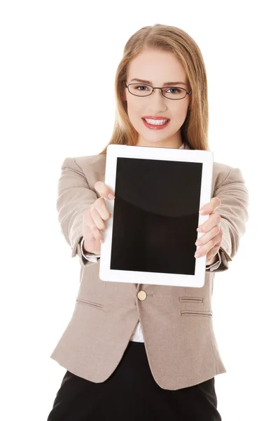 Empresaria sosteniendo una tableta — Foto de Stock