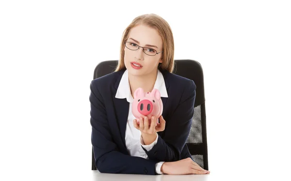 นักธุรกิจหญิงถือธนาคารหมู — ภาพถ่ายสต็อก