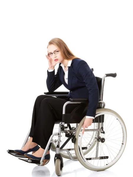 累了坐在轮椅上的女商人 — 图库照片