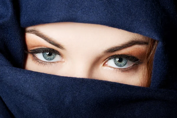 Arabian kvinna i hijab — Stockfoto