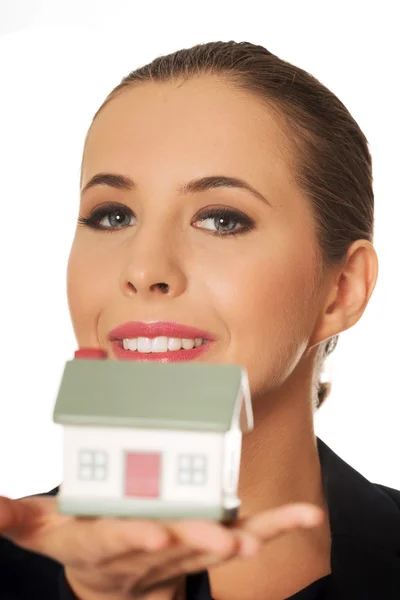 Бізнес-леді тримає модель будинку — стокове фото