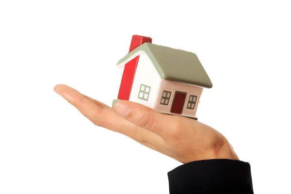 Vrouwelijke hand met huis model — Stockfoto