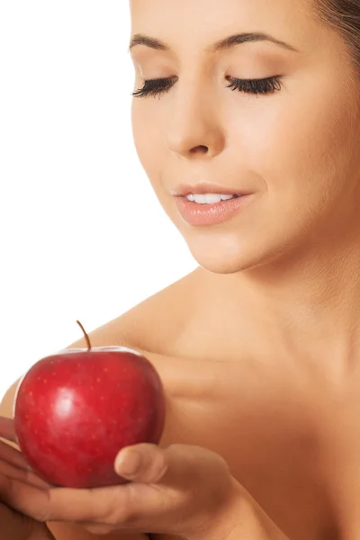 Krásná žena drží jablko — Stock fotografie