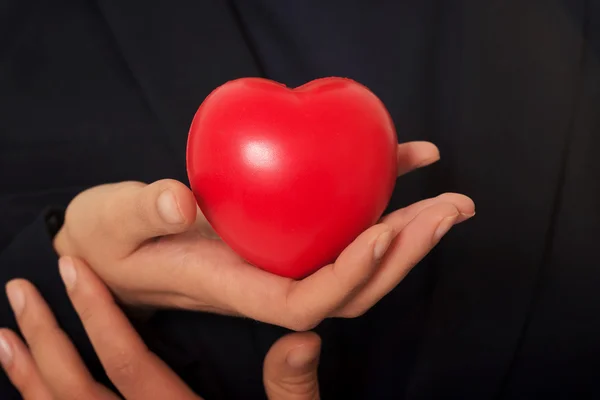 Červené srdce v ženské ruce — Stock fotografie