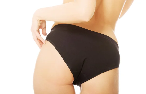 Женская задница в черных трусах — стоковое фото