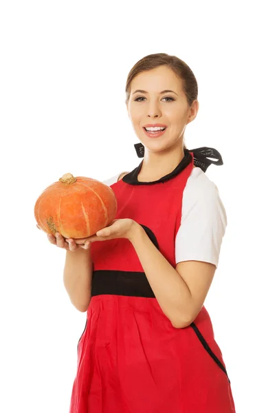 Mujer sosteniendo una calabaza — Foto de Stock