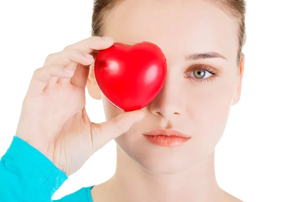 Mujer sosteniendo un corazón —  Fotos de Stock