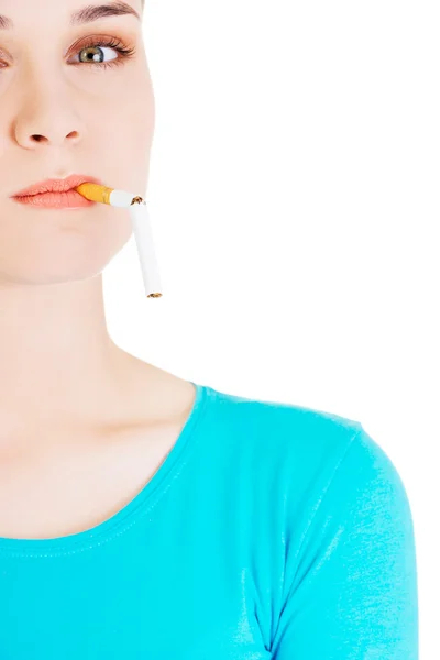Mulher quebrando um cigarro — Fotografia de Stock