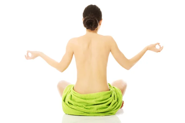 Nackte Frau praktiziert Yoga — Stockfoto