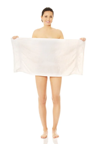 Mujer sosteniendo una toalla blanca — Foto de Stock