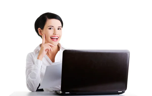 Mulher de negócios feliz usando laptop — Fotografia de Stock